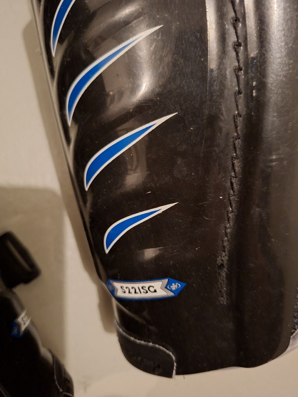 Porte da calcio e da hockey:  Schienbeinschoner – Usato da Alchenflüh venduto da rippcurl 2