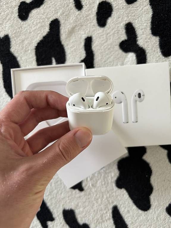 Cuffie:  Apple AirPods 2. Generation  mit Originalverpackung – Usato da Basel venduto da Panerio 1
