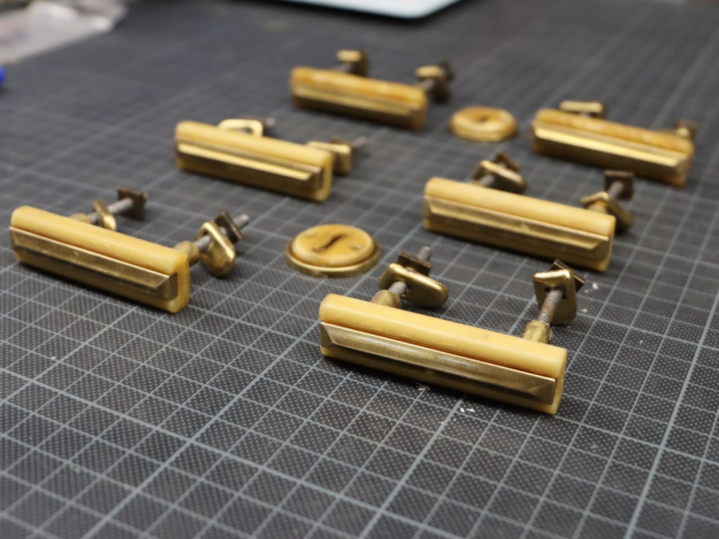 Eisenwaren: 8 teiliges Set Kommodengriffe & Schlossblenden – Gebraucht aus Emmetten von Super008