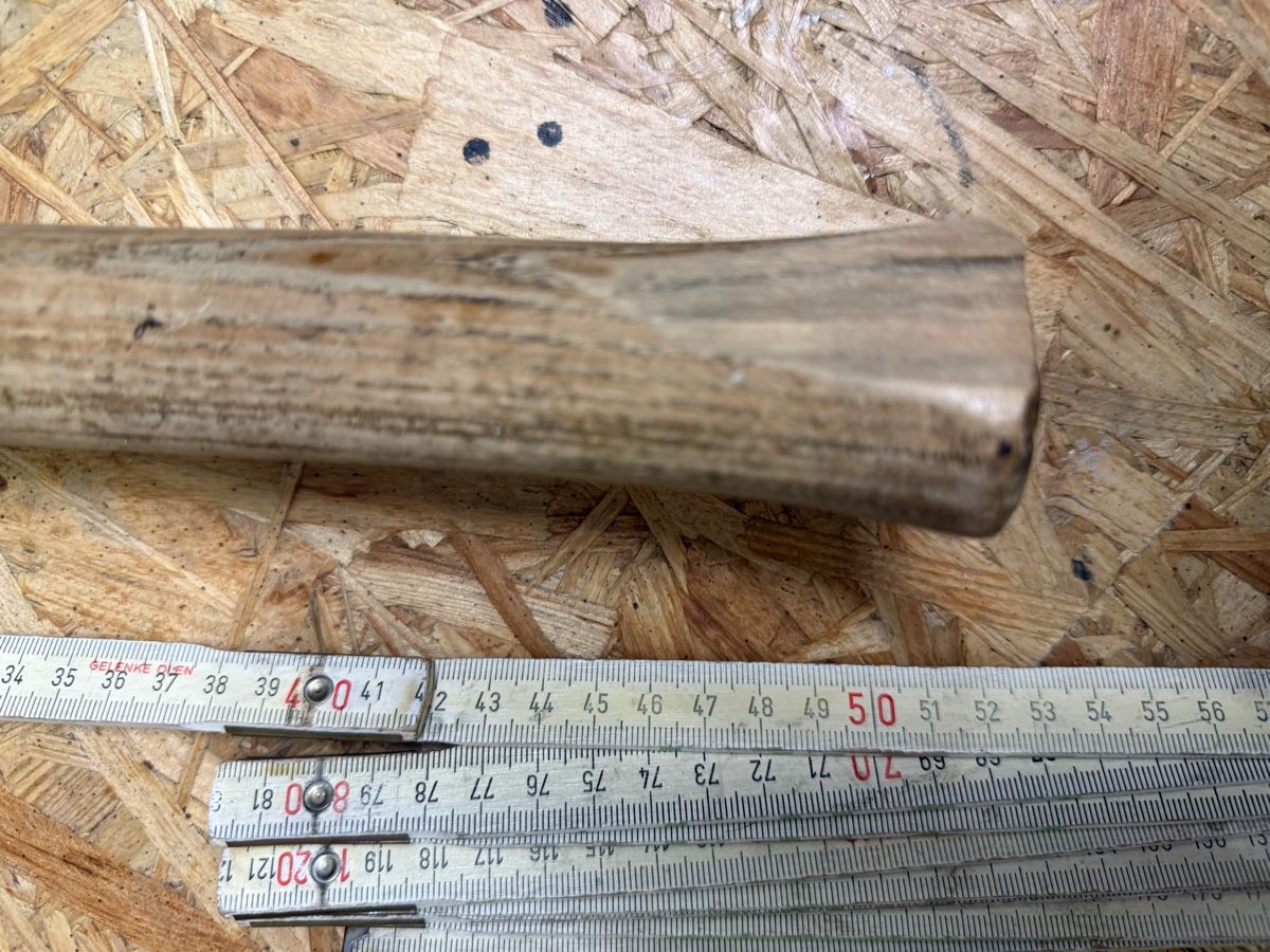Tutti gli attrezzi: Alte Axt / Beil mit Holzstiel, ca. 50 cm – Usato da Langnau am Albis venduto da shukiBuki 1