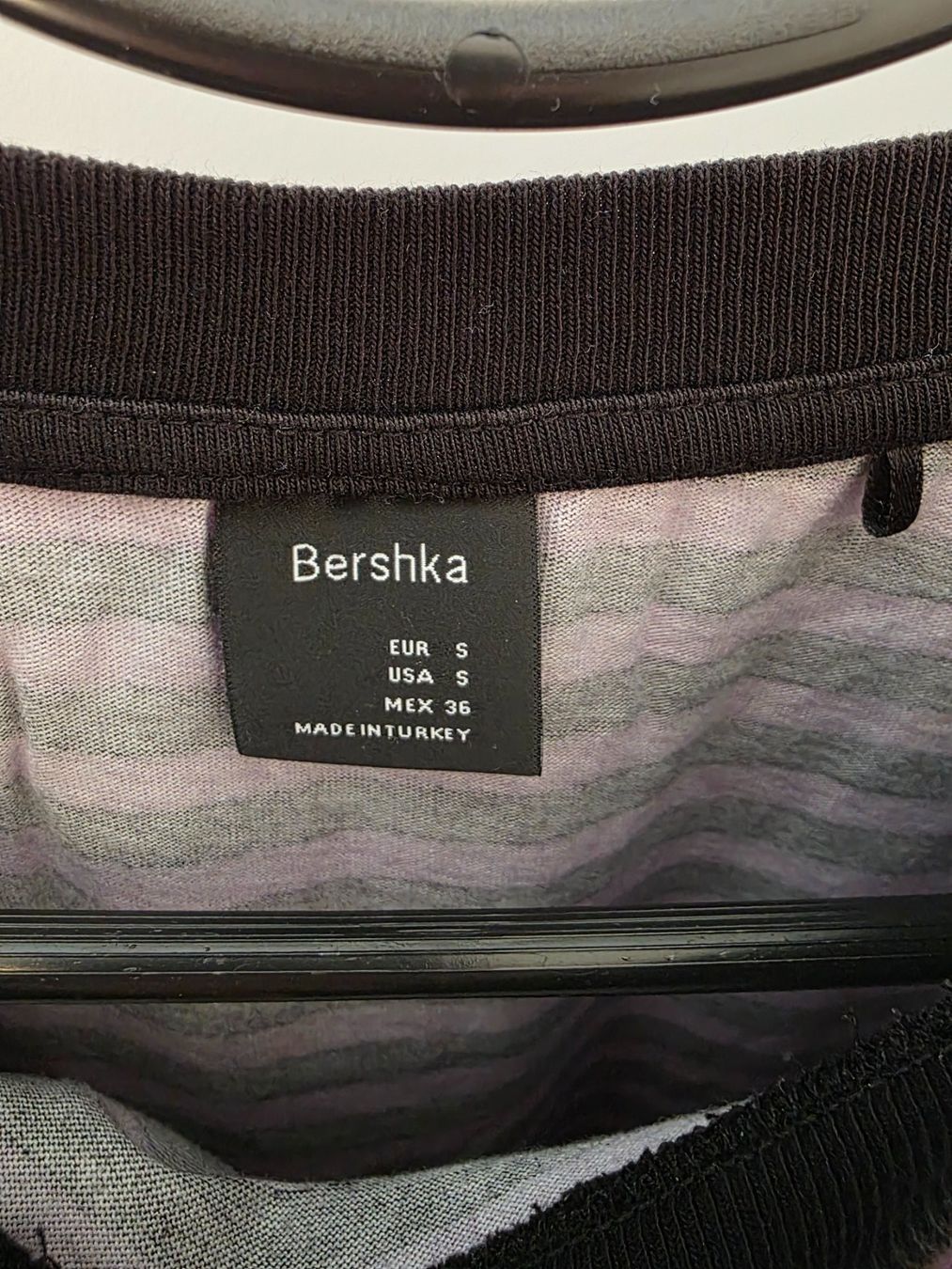 Bershka T-shirts: Gestreiftes Langarmshirt Bershka – D'occasion à Rothenfluh par sel_j856 2