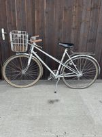 Velo Peugeot Weiss Damenrad mit Gepaecktraeger und Korb