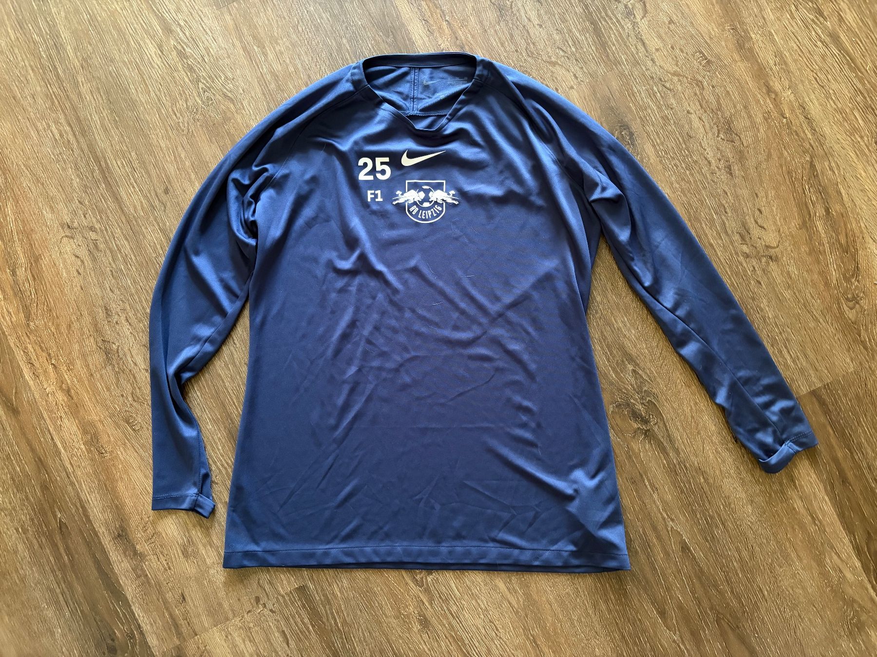 Nike Canottiere & Pantaloni: Red Bull Leipzig Trainingsshirt Gr. XL – Usato da Muttenz venduto da bargain_hunter