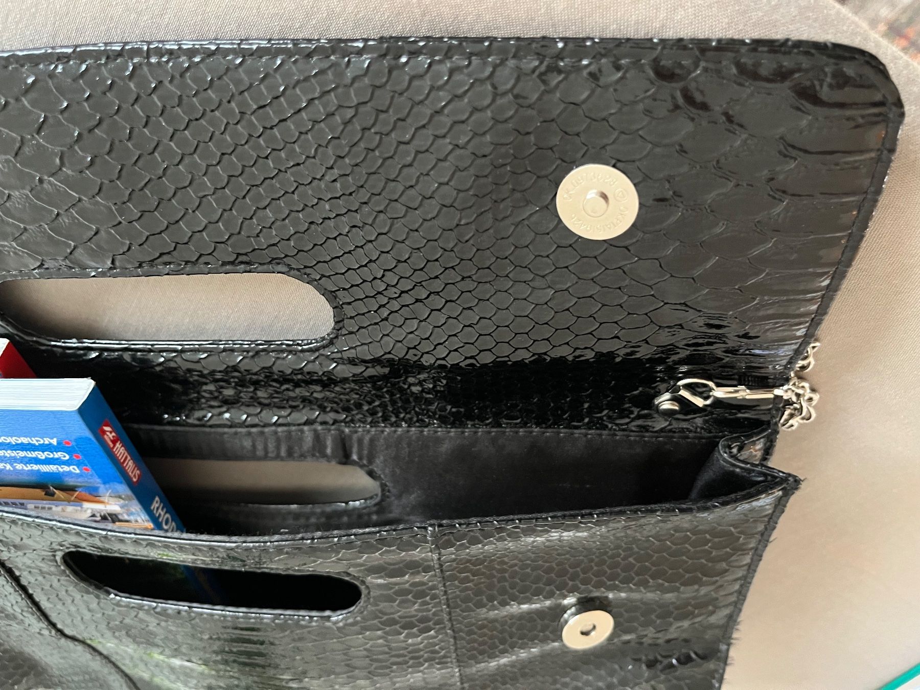 Borse da donna: Clutch mit Kette - schwarz, Lack, Schlangenoptik, – Usato da Kloten venduto da SANTALA23 5