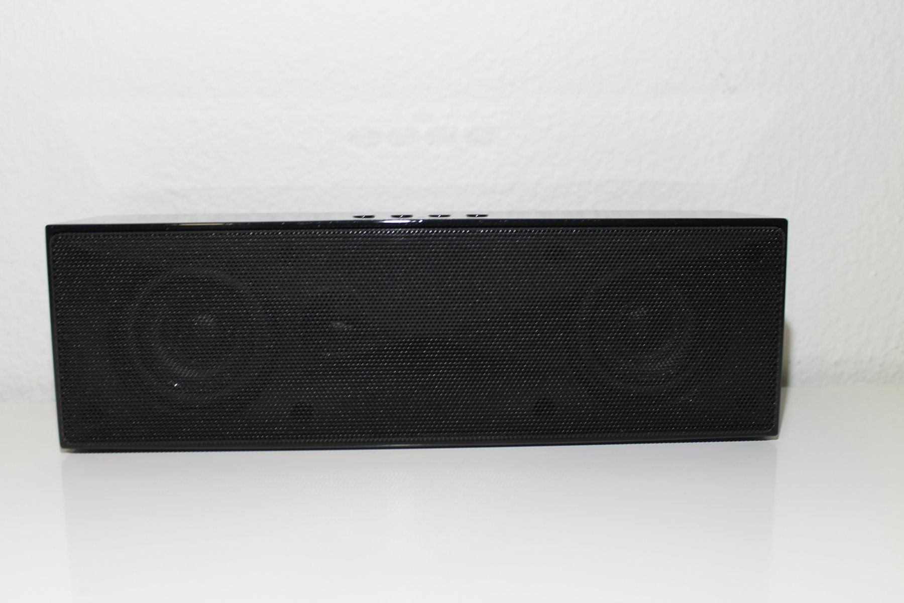 Amazon Casse acustiche: AmazonBasics GROSSER tragbarer Bluetooth-Lautsprecher – Usato da Basel venduto da David25