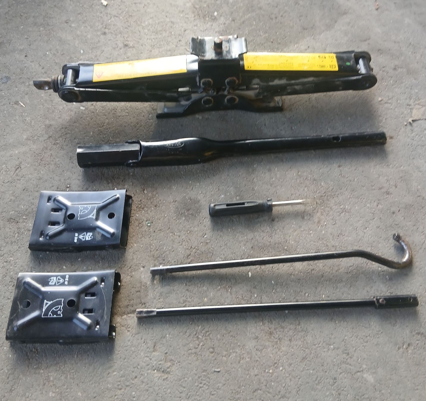 Land Rover Tutti pezzi di ricambio auto: Outils de secours Range Rover L320 – Usato da la heutte venduto da Auto-stock