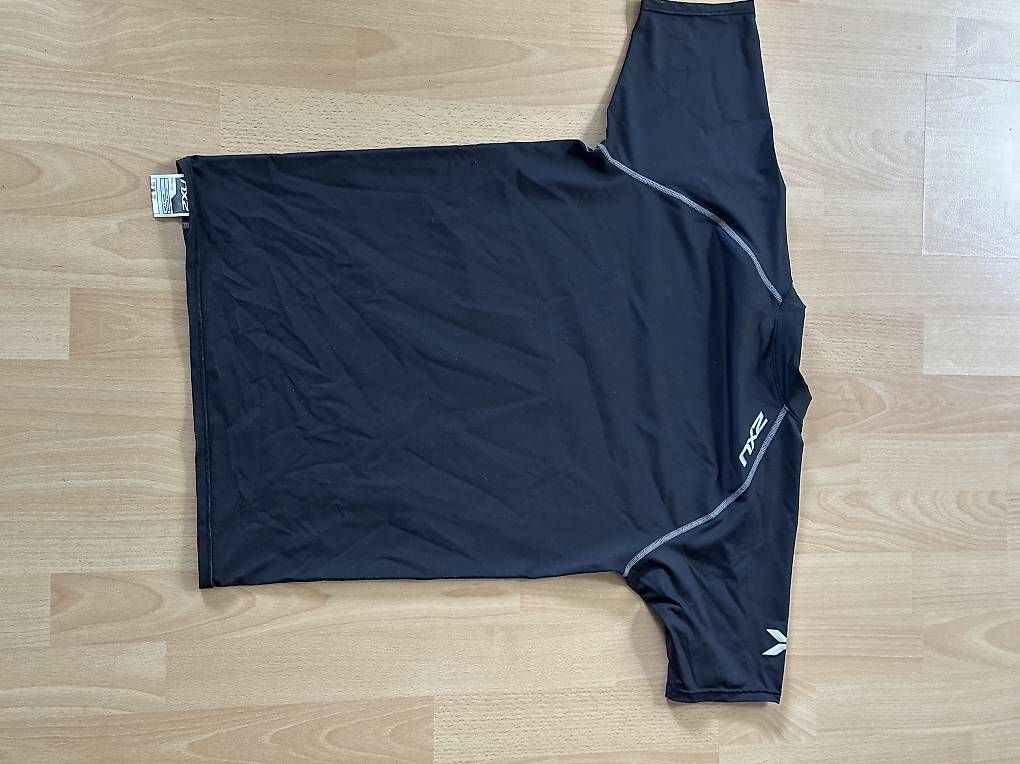 T-shirt: 2xu Kompressionsshirt Gr. L – Usato da Luzern venduto da Stefr 2