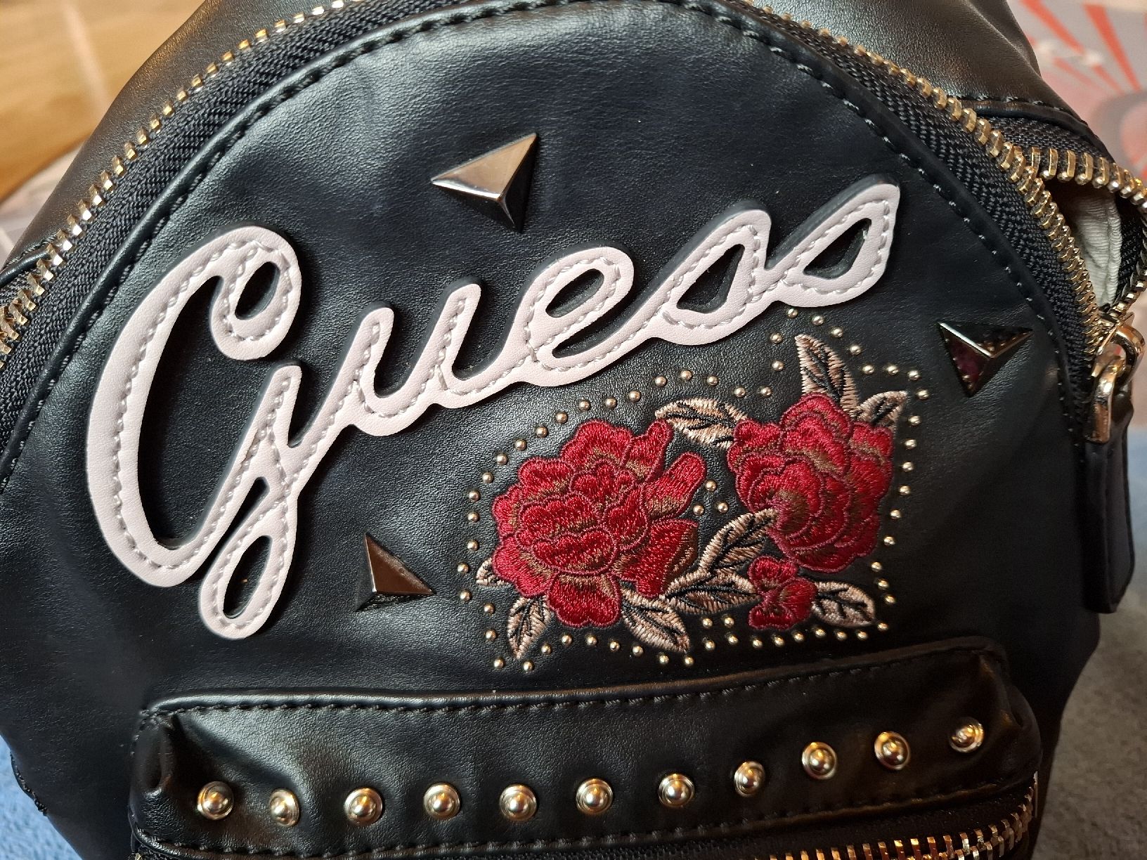 Guess Rucksäcke: Kleiner süsser Guess Rucksack – Gebraucht aus Ettenhausen TG von Gismolio 3