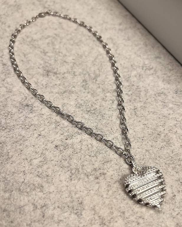 Ketten: Swarovski Halskette mit Herzanhänger – Gebraucht aus Schwerzenbach von Sarah_Schwerzenbach