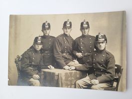 Alte Ak Soldaten 5 Mann Uniform Helm Militär 1916 R28