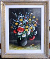Stillleben mit bunter Blumenkomposition in Vase