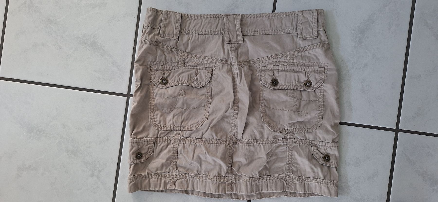 Jupes: Damenrock beige Gr. 38 – D'occasion à Schwyz par cla_8w6t 2