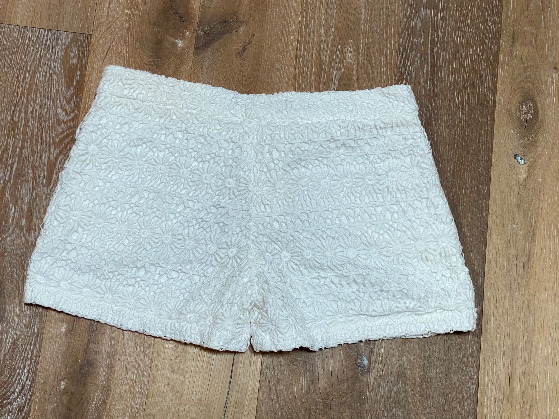 Pantaloni: Great white lace shorts. XS – Usato da Grund b. Gstaad venduto da PlageNeige 1