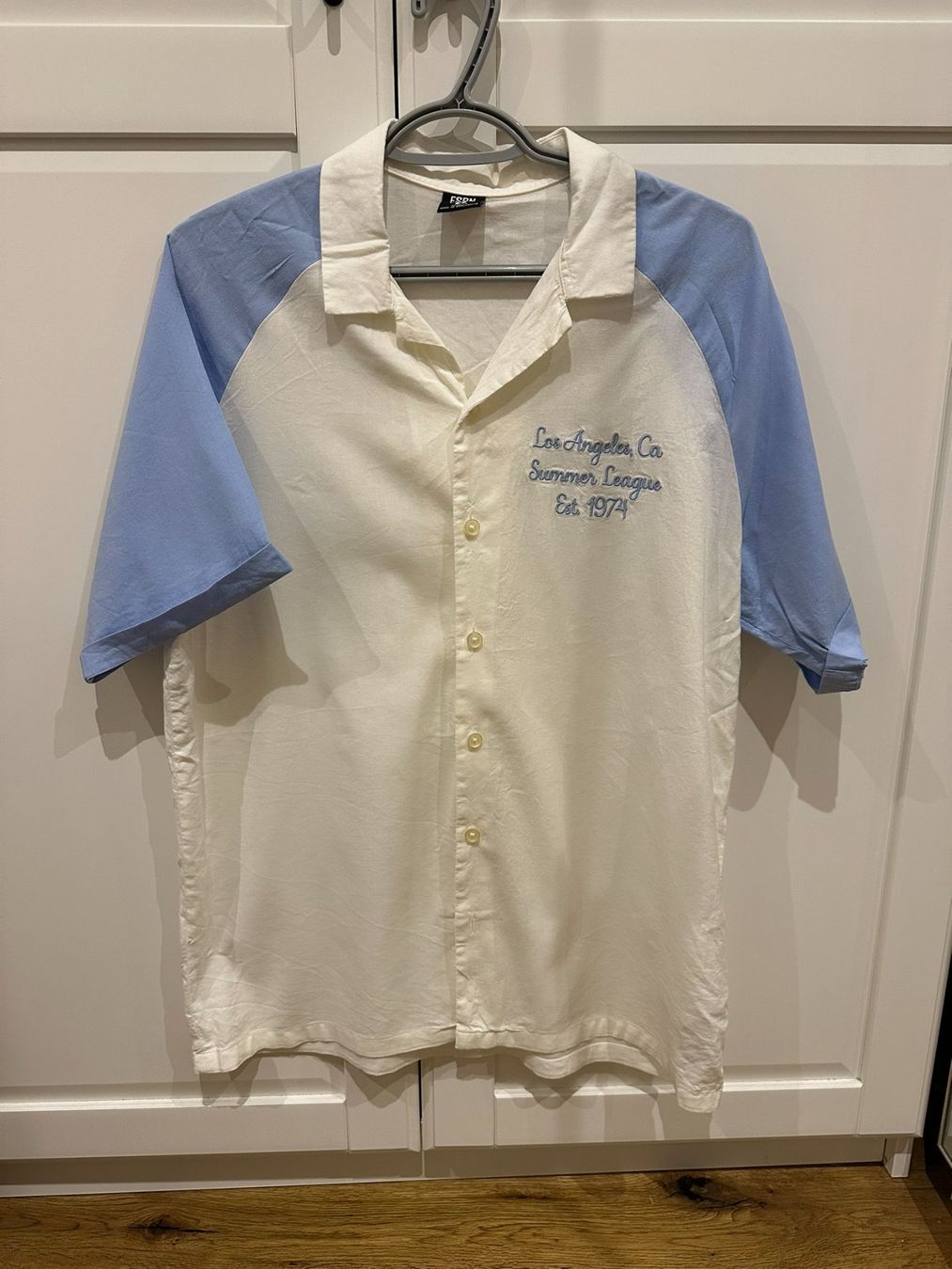 Camicie: Kurzarm Hemd Weiss/Hellblau Gr. M – Usato da Rain venduto da naeck