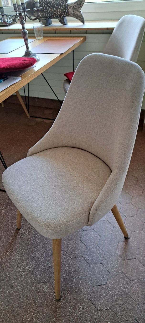 Sedie: 4 beige Ess-Stühle aus strapazierfestem Stoff – Usato da Vogelsang AG venduto da MargitK 1