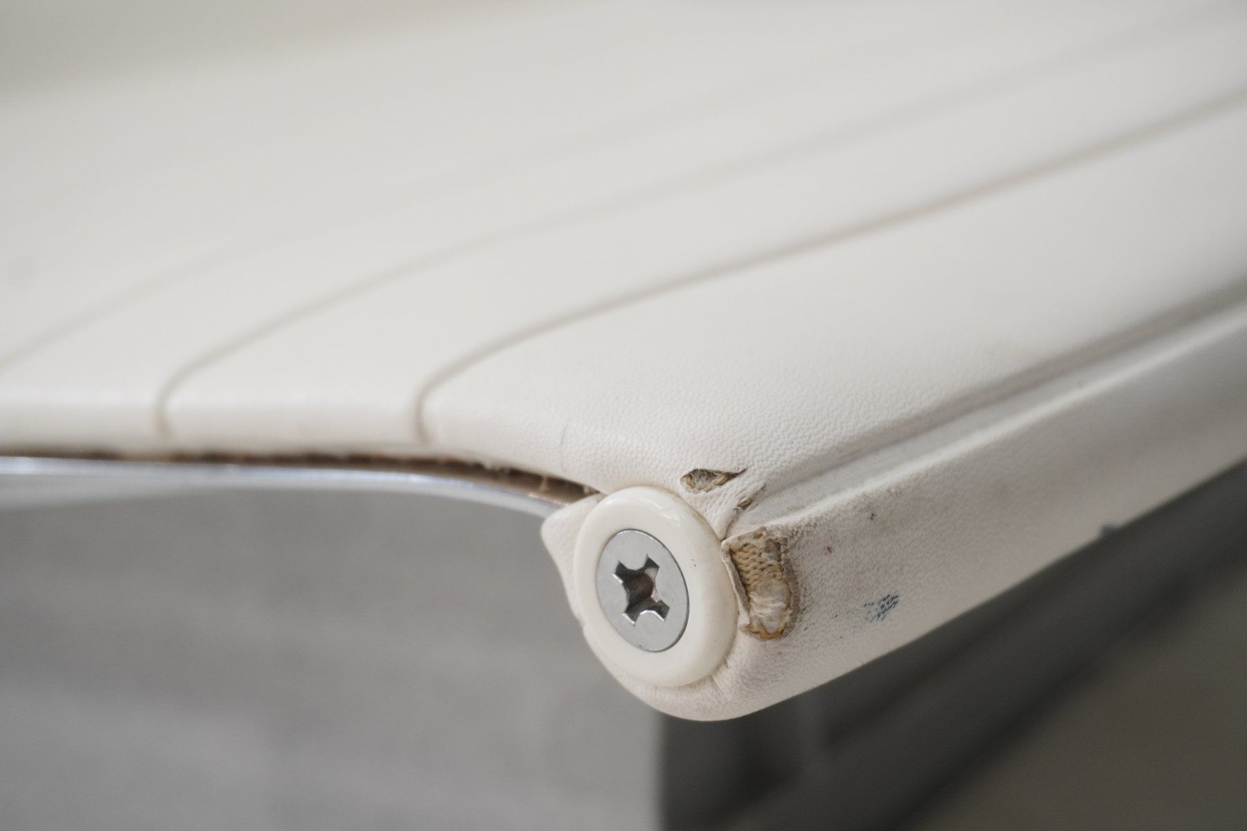 Vitra Chaises: Vitra EA117 Schale Kunstleder weiss – D'occasion à Bad Zurzach par QLASSIQ 8