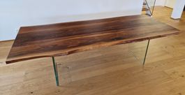 Massiver Nussbaum Esstisch 259,5 cm mit Baumkante & Glasbein