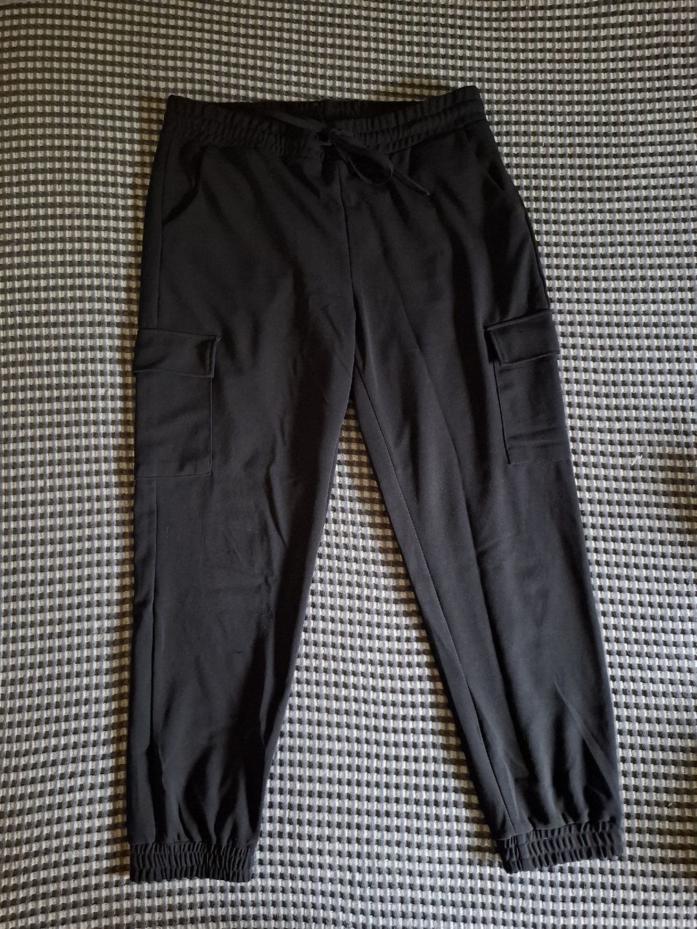 Pantaloni: Pantalon noir style cargo – Usato da Ebikon venduto da Jayjay60123027