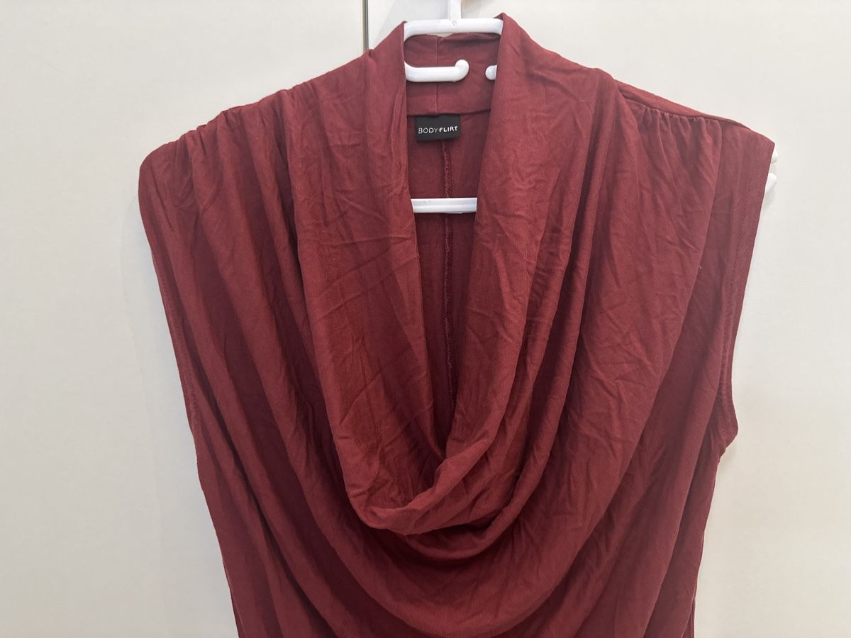 Top: Top mit Wasserfallausschnitt, Gr. 40/42 – Usato da Buus venduto da 2019dp 1