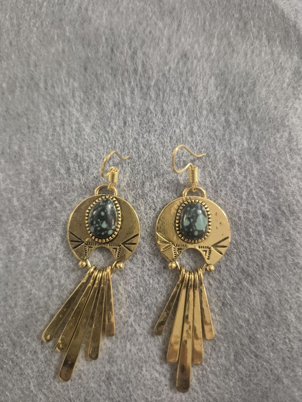 Orecchini pendenti & Orecchini a lobo: Orecchini dorati con pietra blu boho nuovi – Nuovo (secondo la descrizione) da Giubiasco venduto da Stefaniav