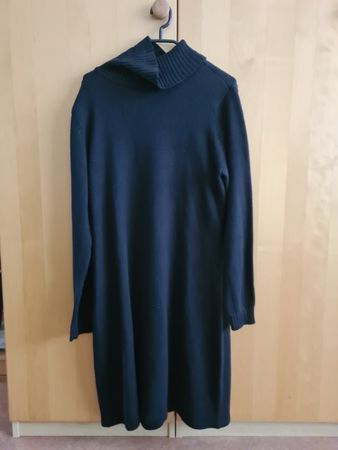 Swarzes Strickkleid mit Rollkragen