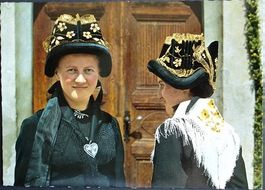 LÖTSCHENTAL Frauen in Tracht