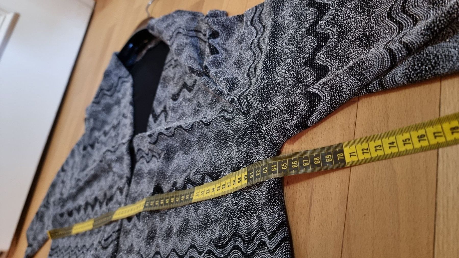 Vestes: Festliche bestickte Glitzer-Strickjacke schwarz-silber – D'occasion à Wald ZH par CapLux 7