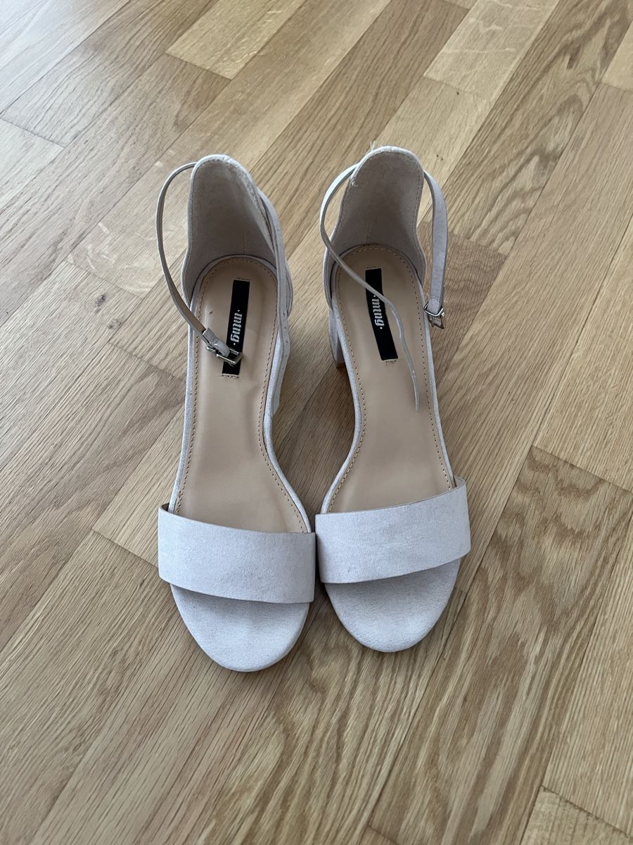 Damenschuhe: Sandalen beige Kunstleder Grösse 38 – Neu (gemäss Beschreibung) aus Urdorf von be_bravee 1