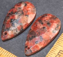 Anhänger Set gelocht L-4953 – 1 Paar Roter Granit 13x25mm be