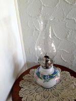 Schöne Petroleumlampe, Vintage, Blumenmuster, weiss blau