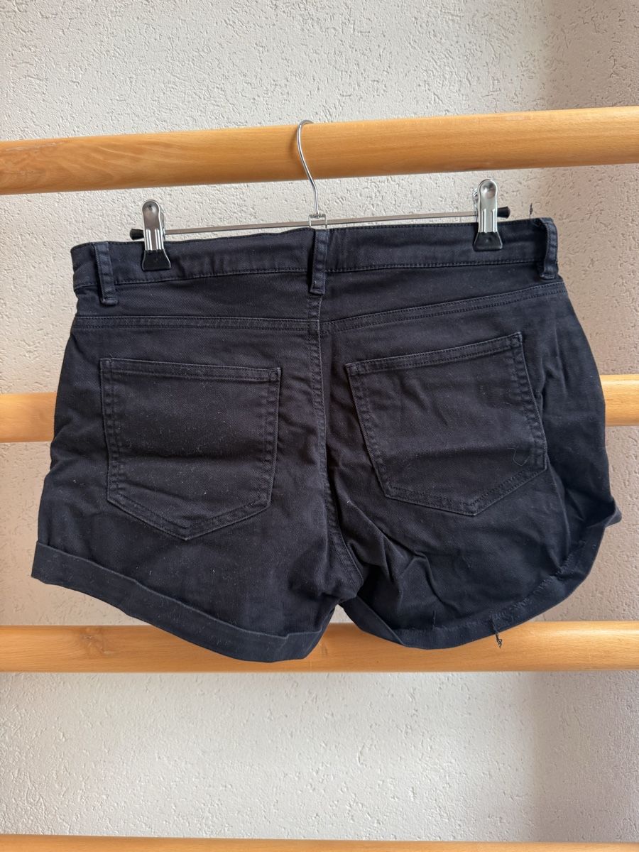 H&M Jeans: Schwarze Denim-Shorts, Grösse 36 H&M – Usato da Grafenried venduto da Kalocha 1