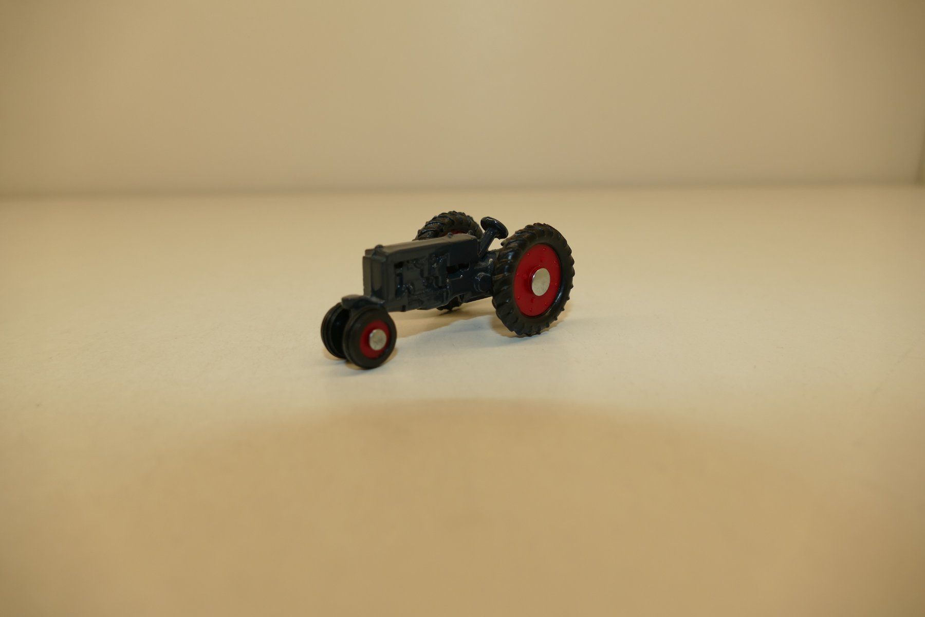 Kit di modellismo & Modellini statici: ERTL Metallmodel: Traktor grau – Nuovo (secondo la descrizione) da Niederhasli venduto da rail-duerst