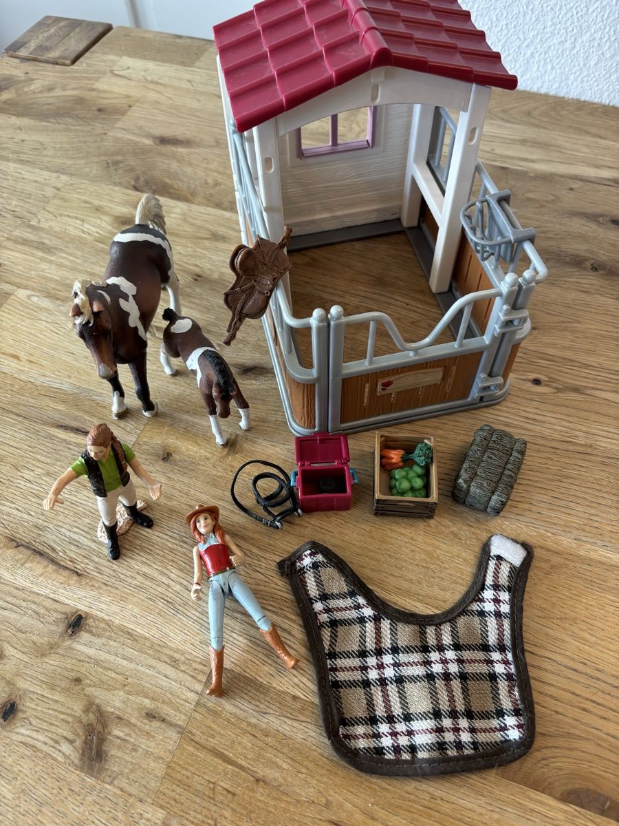 Schleich Spielzeuge: Schleich Pferdebox – Gebraucht aus Noflen BE von ManuelaMiro