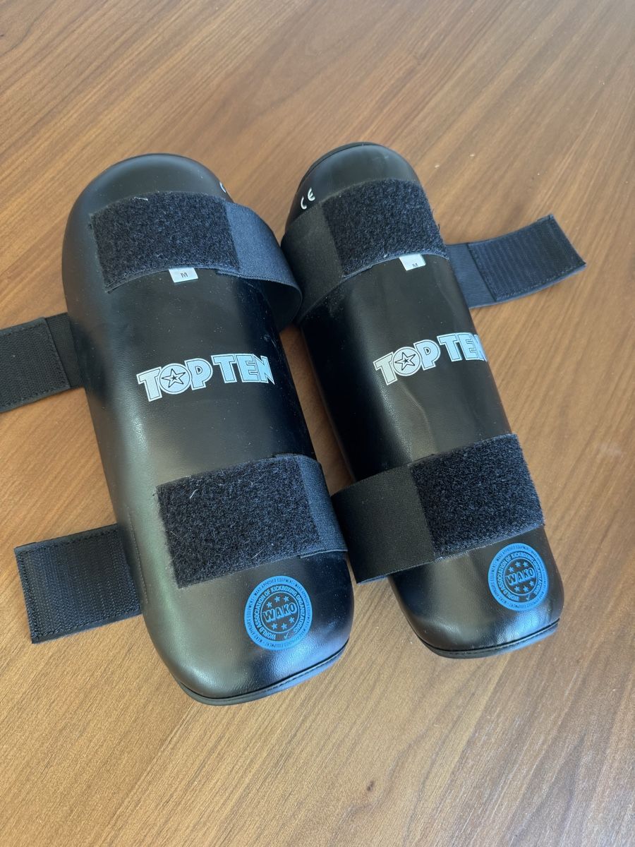 Protezioni & Imbottiture: Top Ten black shin guards, size M – Usato da Zürich venduto da byjtew