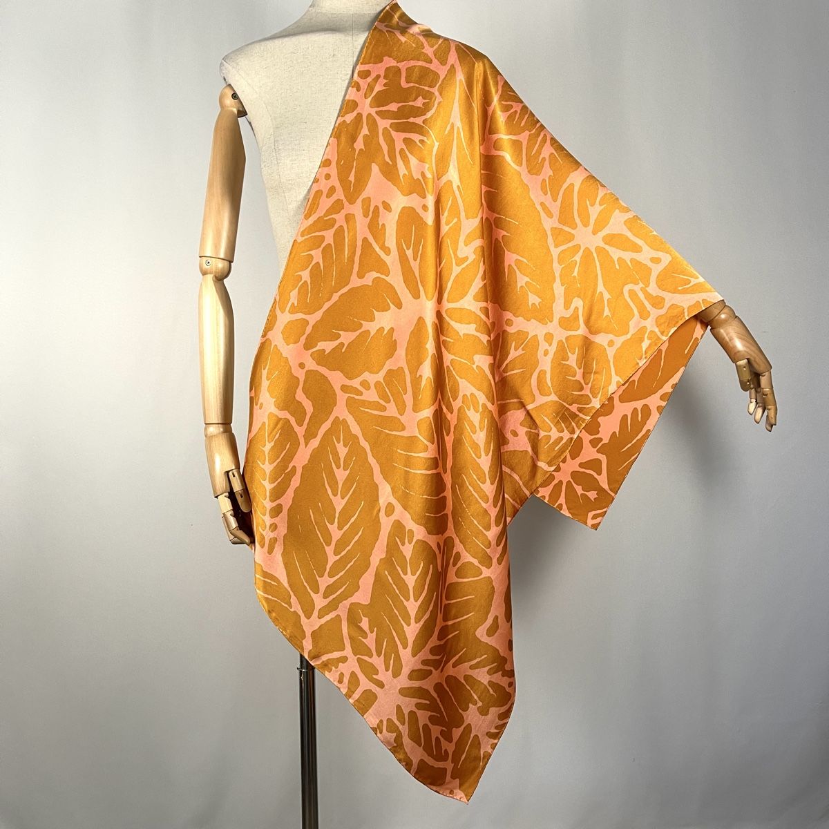 Fabric Frontline Foulard & Sciarpe: FABRIC FRONTLINE Silk Scarf – Nuovo (secondo la descrizione) da Emmen venduto da Nightingale_2022