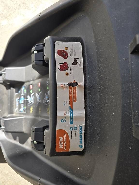 Seggiolini per auto: Maxi-Cosi Babyschale mit 2wayFix Station – Usato da Adliswil venduto da JPAZ 1