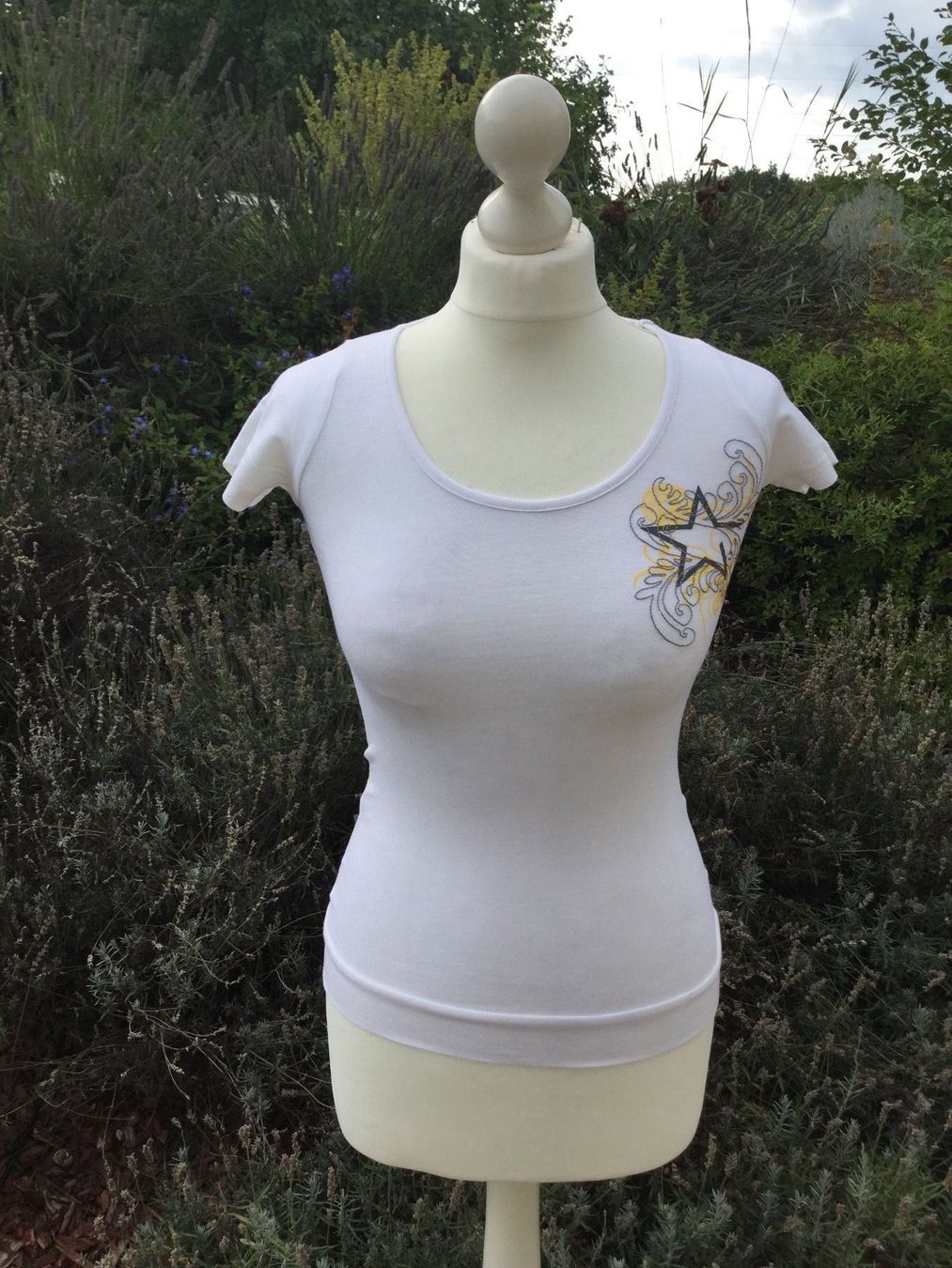 T-Shirts: T-shirt blanc avec étoile & broderies – Neu (gemäss Beschreibung) aus Agiez von chouchanelle 3