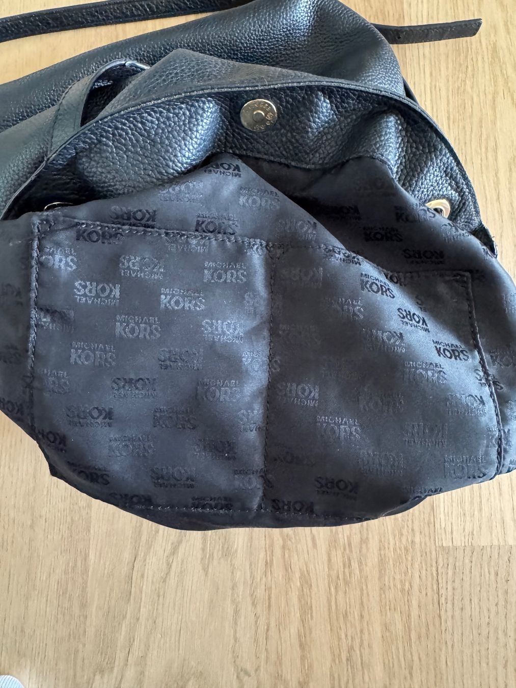Michael Kors Taschen für Damen: Schwarze Michael Kors Handtasche mit Golddetails – Gebraucht aus Inwil von san_zh 4