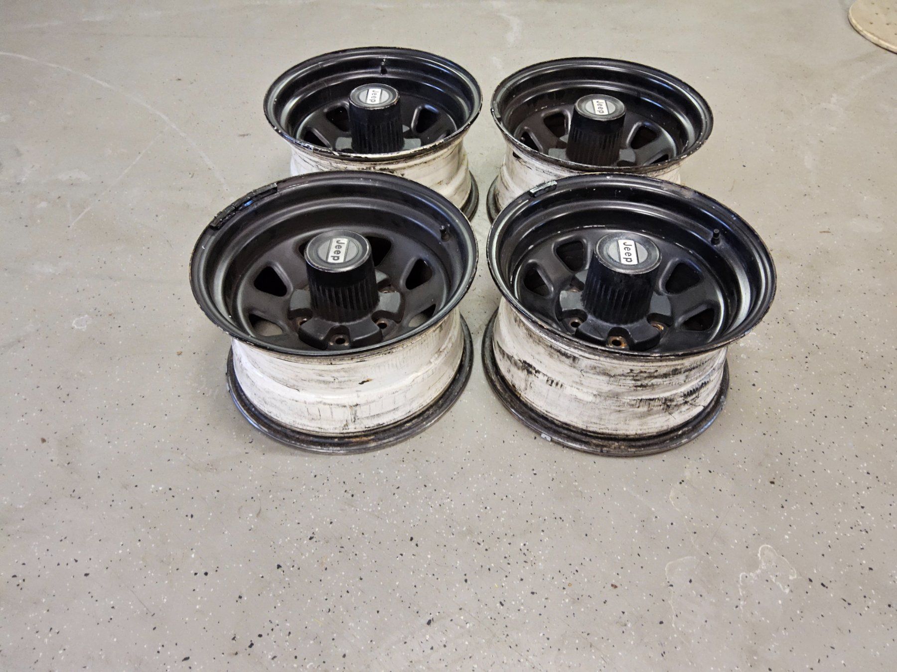 Jeep Felgen: FSJ, 4 Originalräder mit Original-Naben. – Gebraucht aus Bulle von pabensen 1