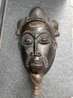 Afrikanische Maske aus geschnitztem Holz