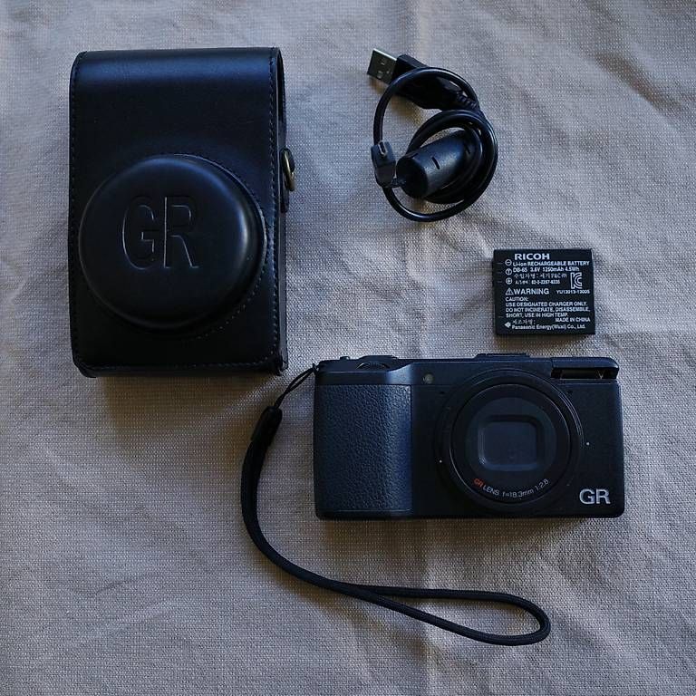 Fotocamera: Ricoh GR – Usato da Genève venduto da fotos.grafo