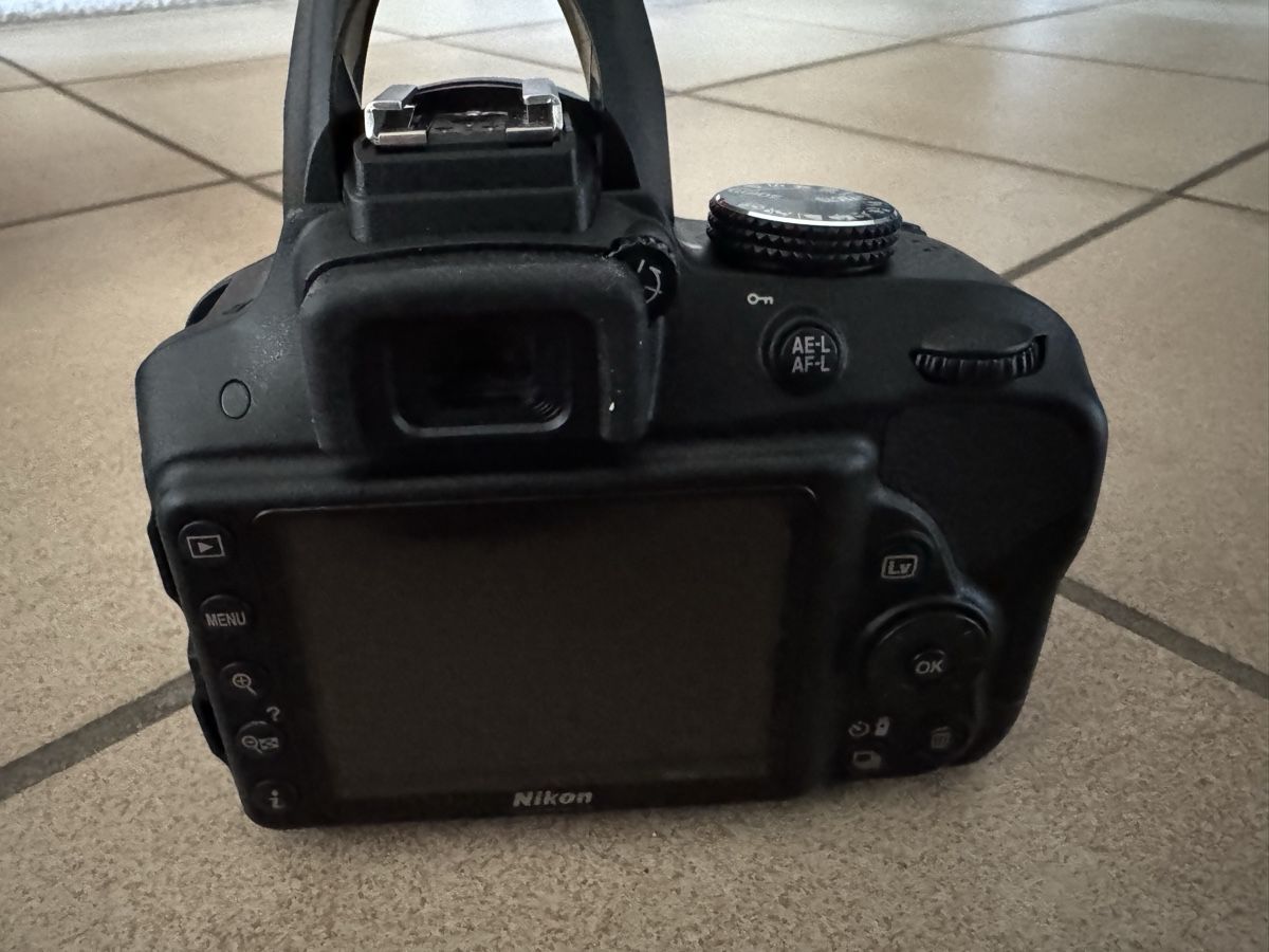 Nikon Fotocamera: Nikon D3300 mit Objektiv & Tasche – Usato da Lufingen venduto da steinijr 2