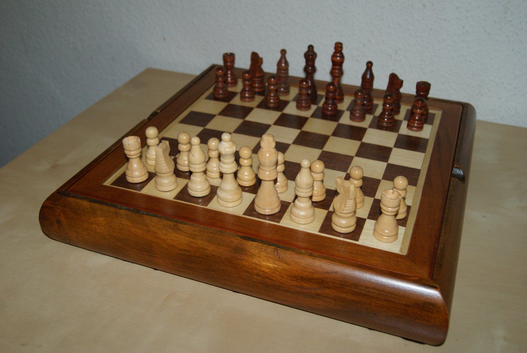 Giochi: Schachbrett-Box mit Figuren aus Holz – Usato da Zürich venduto da Widi1 1