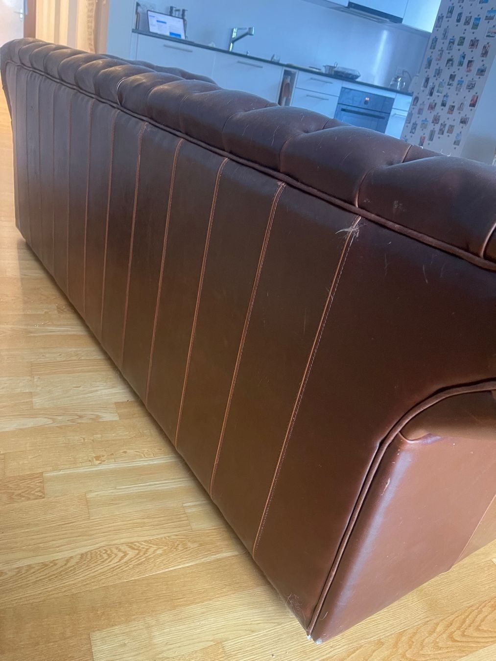 Sofas: Classic Brown Leather Chesterfield Sofa – Gebraucht aus Wildegg von scho_pla 1
