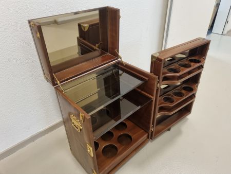 Elegante Kofferbar auf Rollen, aufklappbar, Lederoptik
