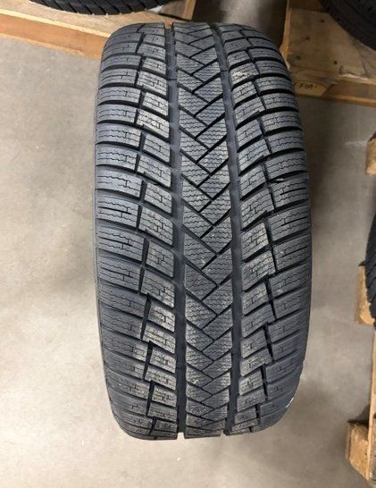 Pneumatici & Ruote complete: Peugeot Winter Kompletträder 225/40R18 92W – Usato da Biel/Bienne venduto da orpundgarage 1