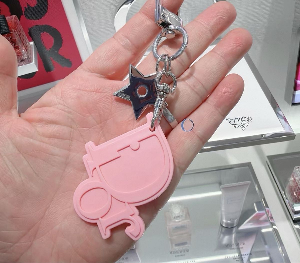 Dior Portachiavi: Dior 2026 Aromatherapy Keychain – Nuovo e nell'imballaggio originale da Chur venduto da Madeys
