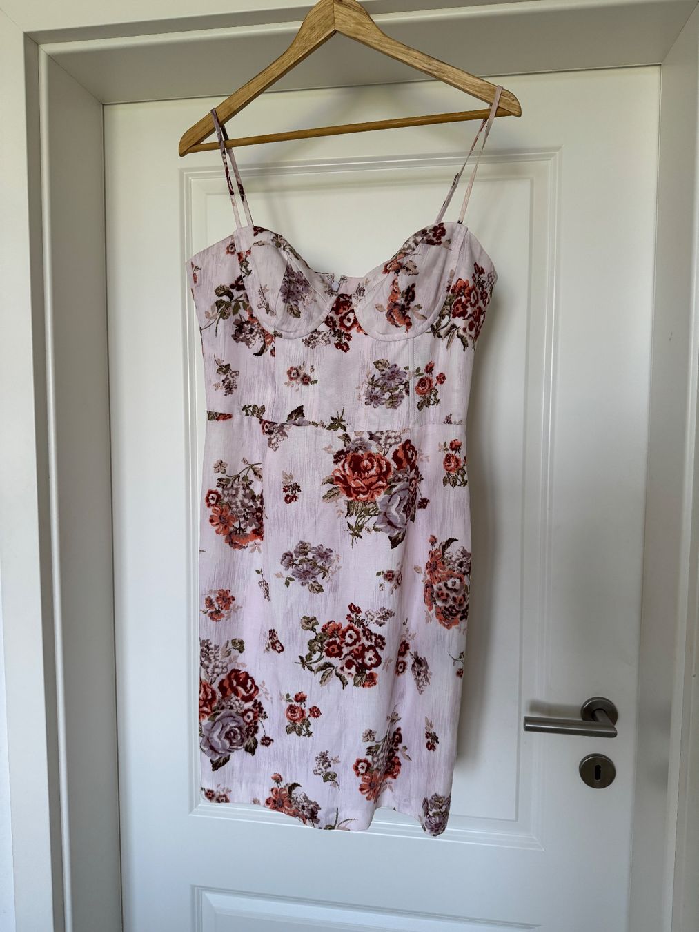 H&M Kleider: Sublime robe à fleurs rose Brock Colection X H&M – Gebraucht aus giffers von sev_c9x9