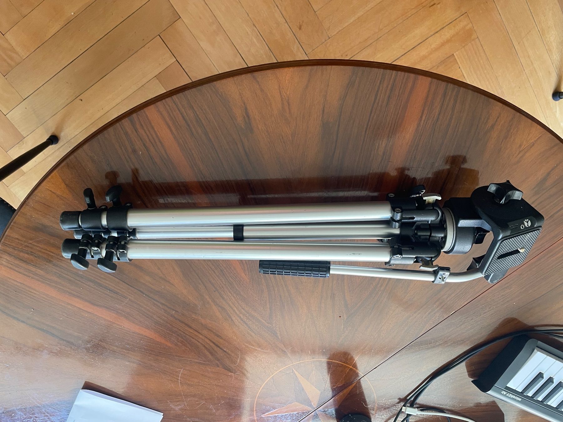 Manfrotto Treppiedi & Teste: Manfrotto 190 Video Stativ mit 128 Fluid Kopf – Usato da Zürich venduto da Arcana_Fail 3