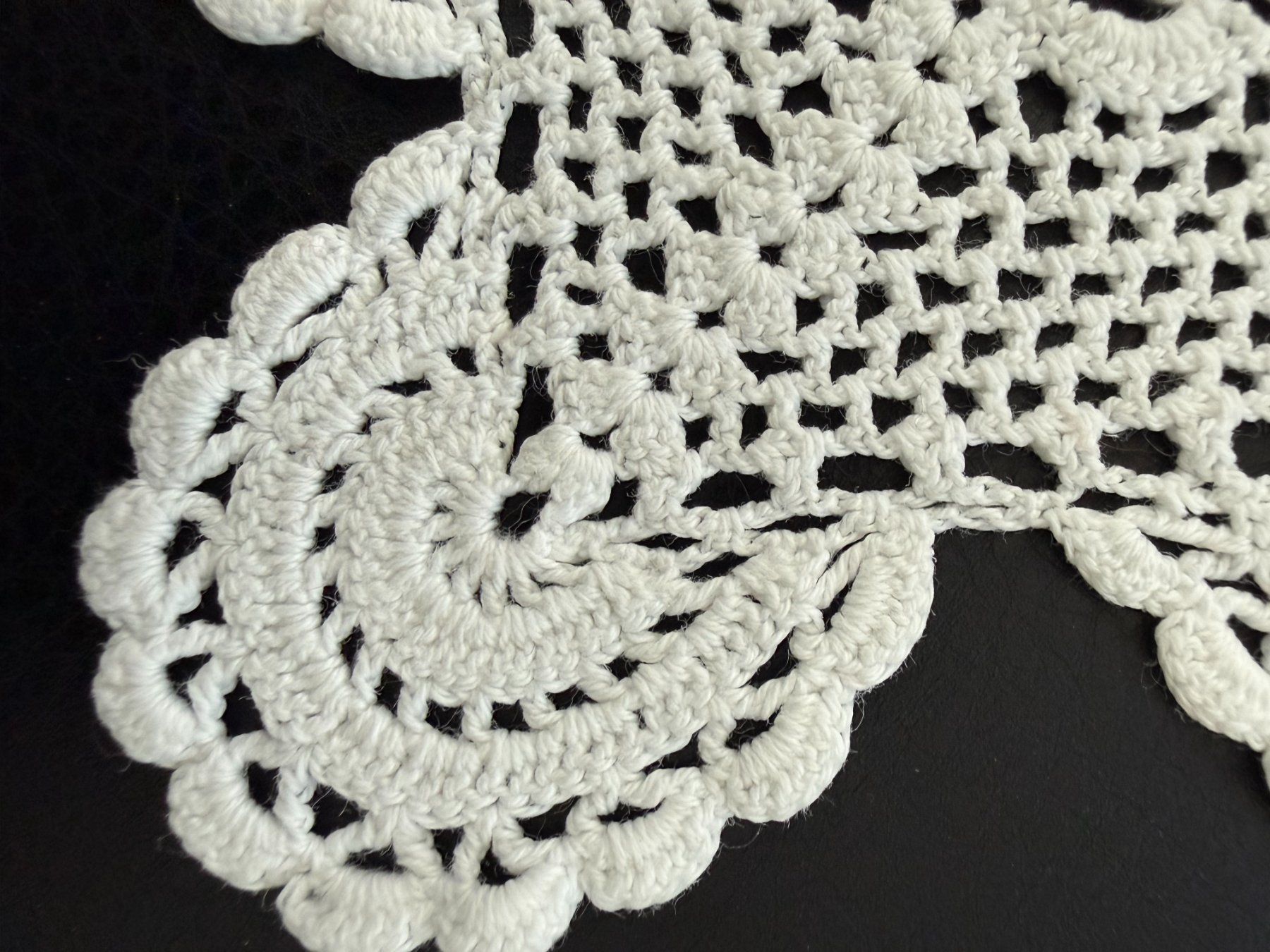 Sottobicchieri: Spitzendeckchen Handarbeit gehäkelt  41 x 25 cm – Usato da Subingen venduto da ArtBead 2